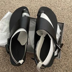 NIB black flat toe sandal leather